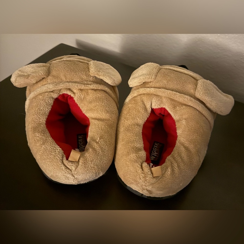 Wiggle Warms Bulldog Slippers | Big Kids XL (11–12) | Unisex Plush House Shoes - Picture 5 of 6